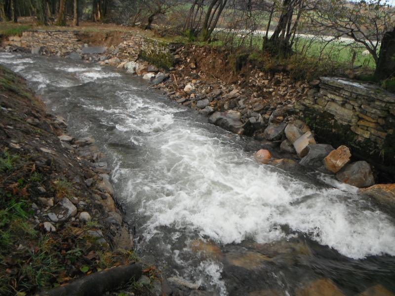 File:Dry stone wall failure immediately ds UU Pipe 291014.JPG